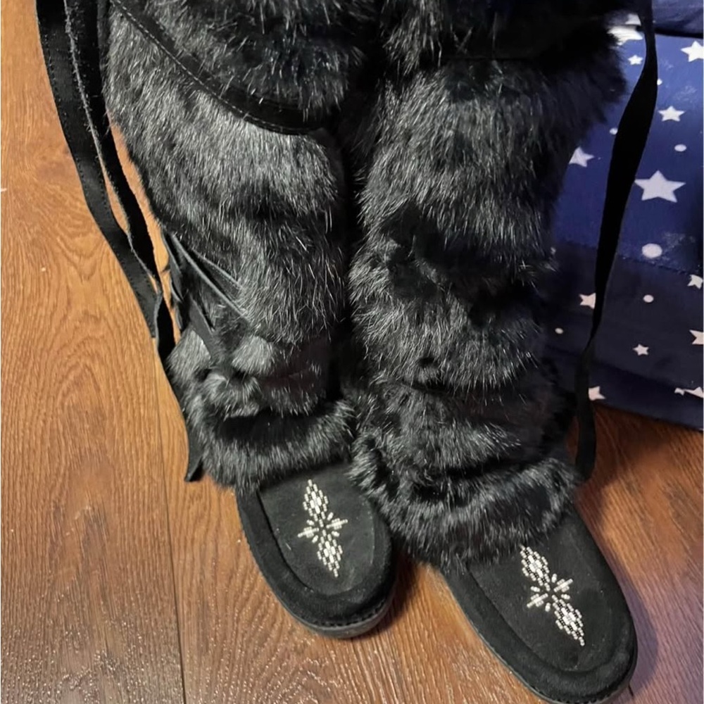 Elegant Black Fur-Lined Winter Boots - Picture 3 of 4